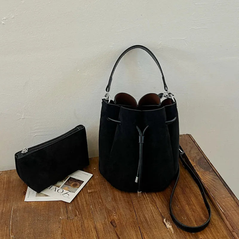 Mala Bucket em Camurça Sintética com Detalhe de Pétalas