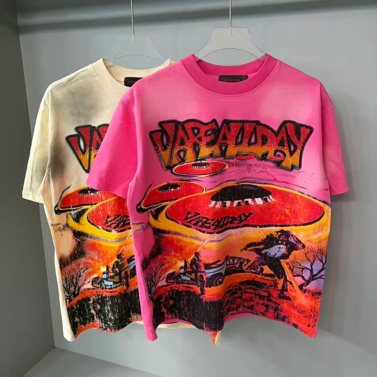 Flash — T-shirt Oversized com Grafismo e Brilhantes
