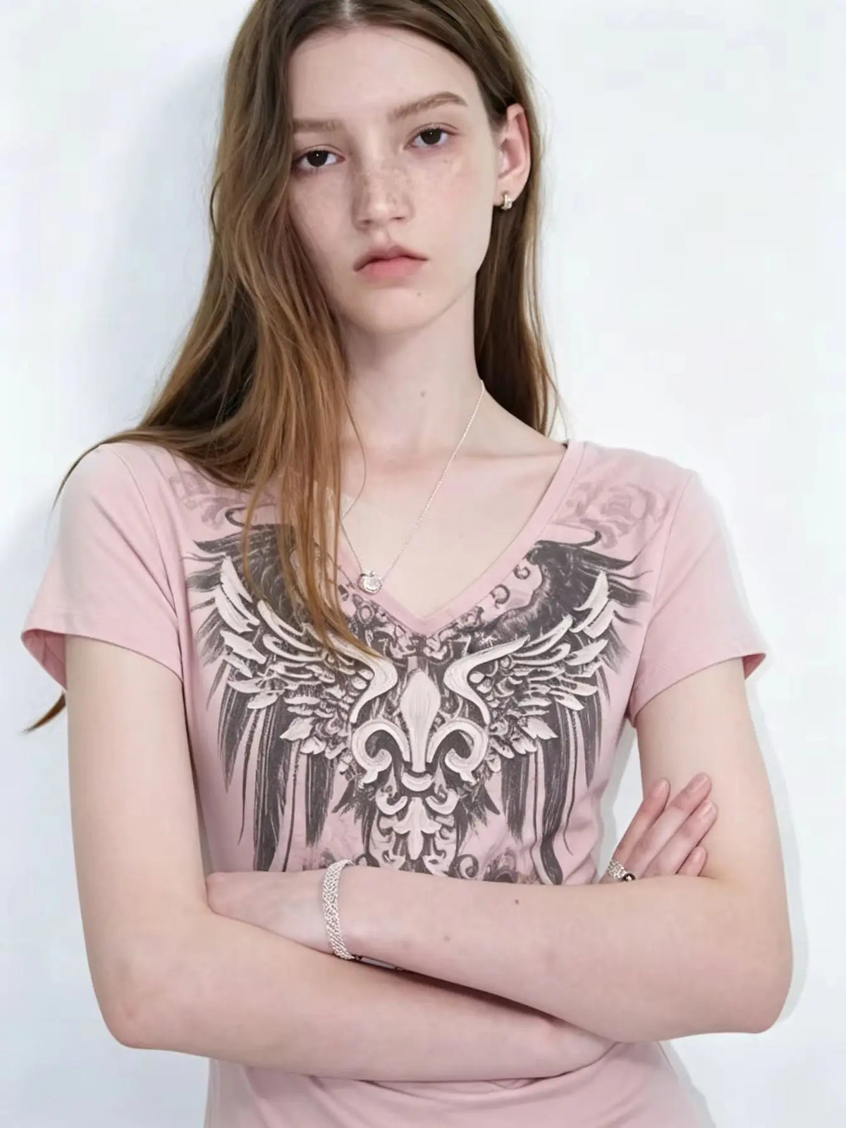 Dark Wings — T-shirt com Decote em V