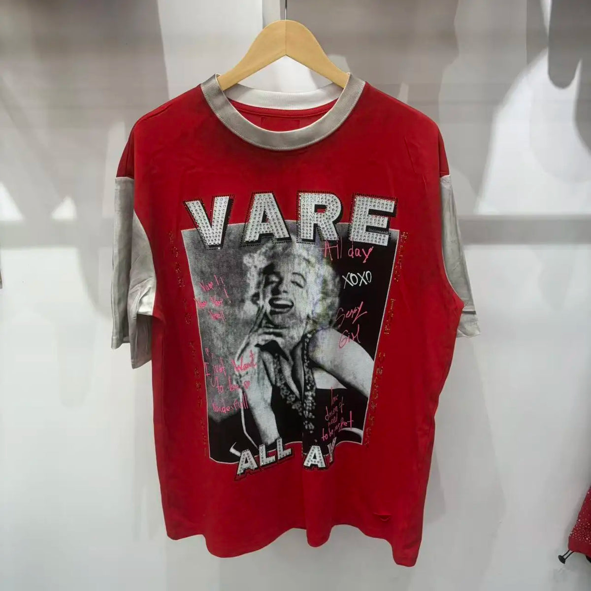 Flash — T-shirt Oversized com Grafismo e Brilhantes