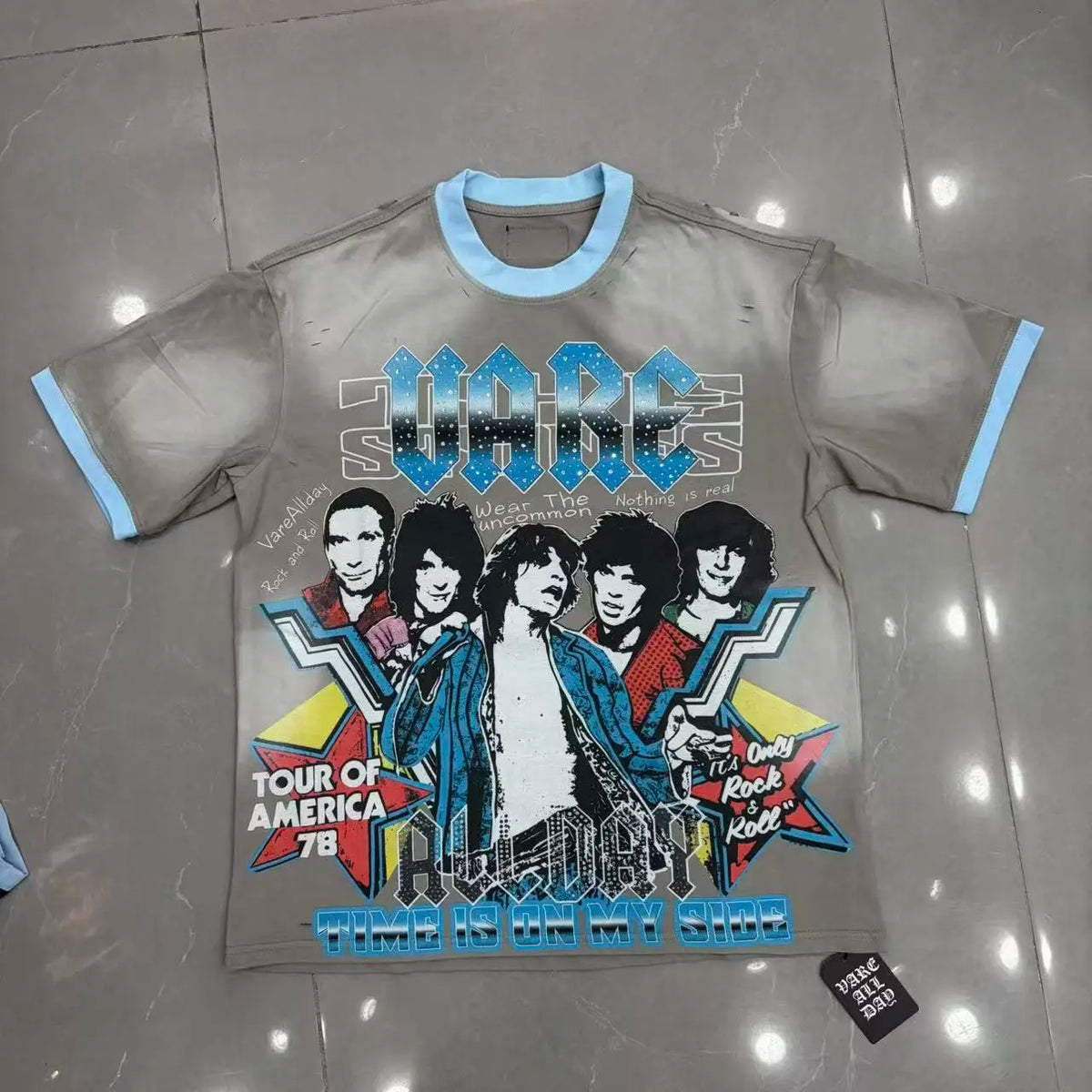 Flash — T-shirt Oversized com Grafismo e Brilhantes