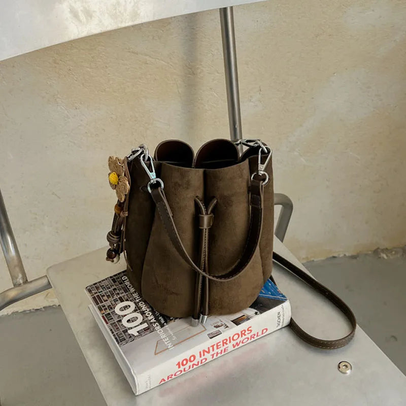 Mala Bucket em Camurça Sintética com Detalhe de Pétalas