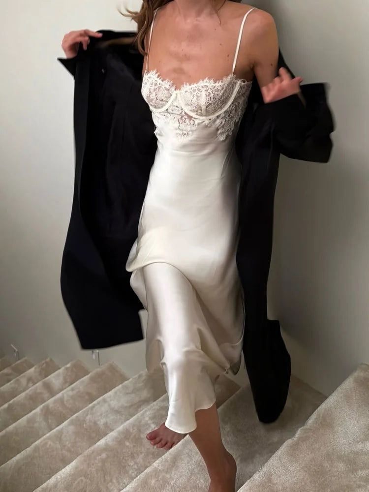 Vestido Acetinado de Alças com Renda