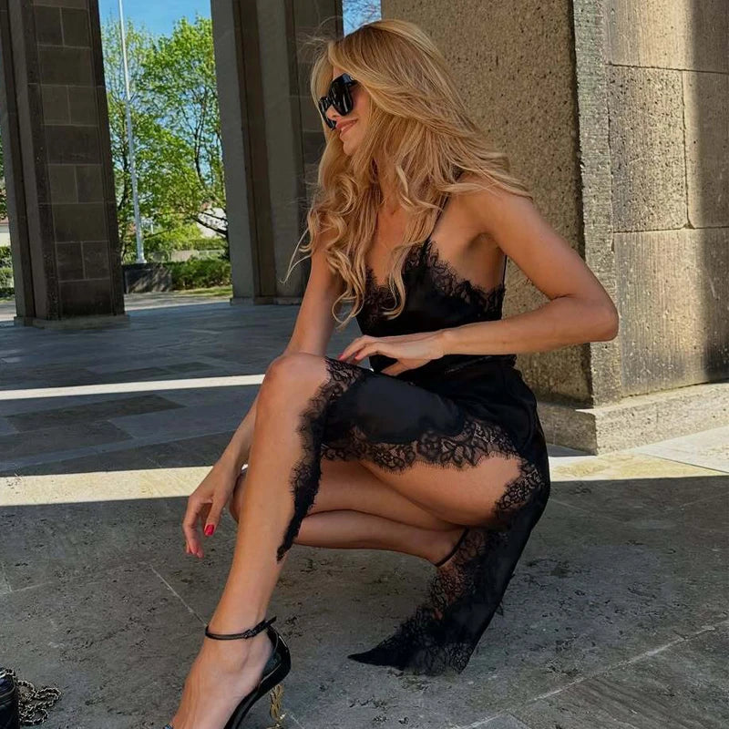 Vestido Curto Acetinado com Renda e Bainha Assimétrica