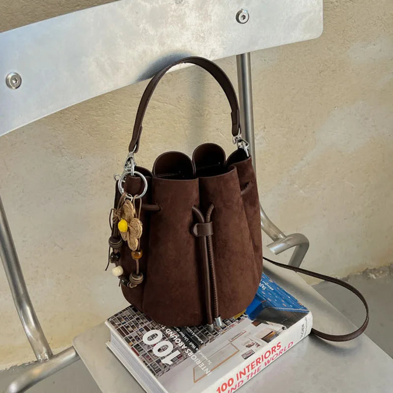 Mala Bucket em Camurça Sintética com Detalhe de Pétalas