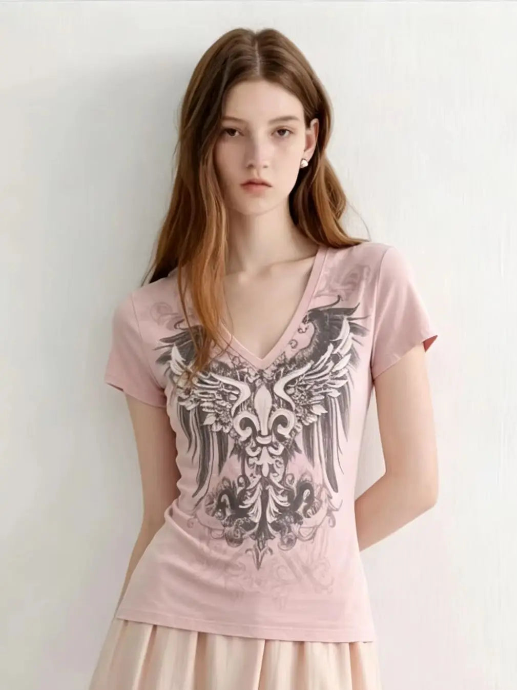 Dark Wings — T-shirt com Decote em V