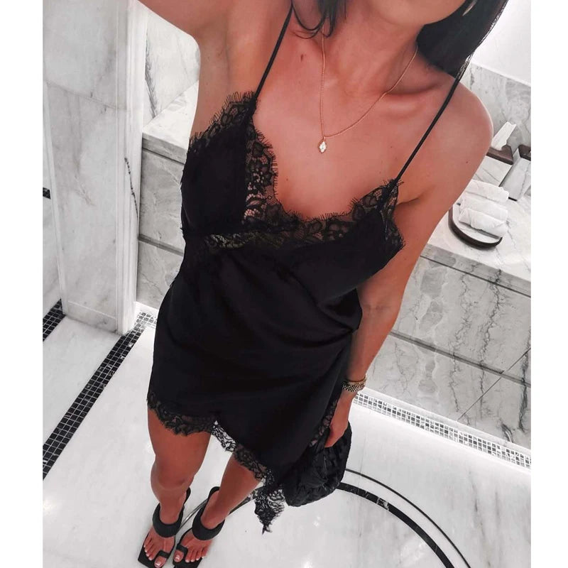 Vestido Curto Acetinado com Renda e Bainha Assimétrica