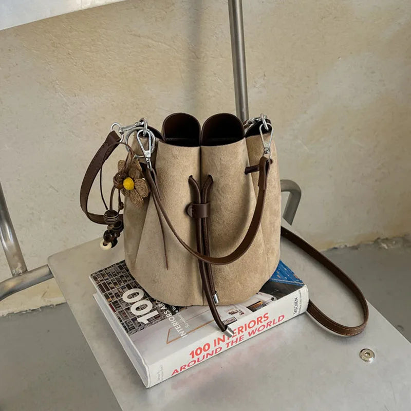 Mala Bucket em Camurça Sintética com Detalhe de Pétalas