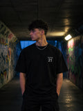 T-shirt preta com número 21 em branco, apresentada num modelo