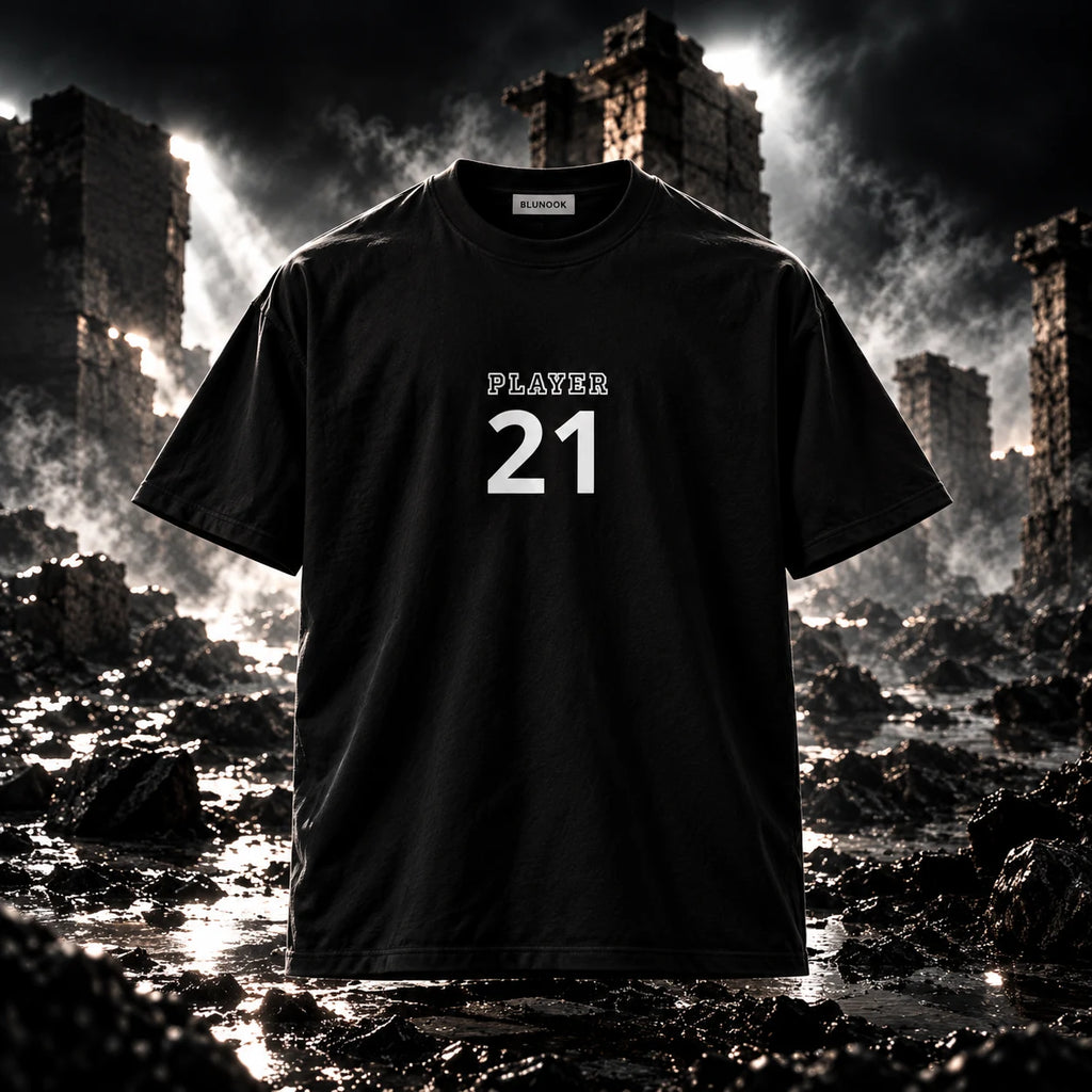 T-shirt preta com número 21 num cenário de ruínas