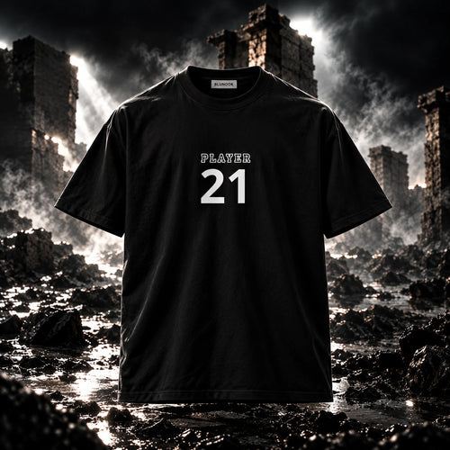 T-shirt preta com número 21 num cenário de ruínas