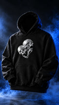 Hoodie preto com caveiras de efeito cromado num cenário azul
