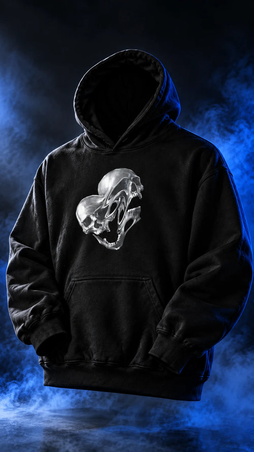 Hoodie preto com caveiras de efeito cromado num cenário azul
